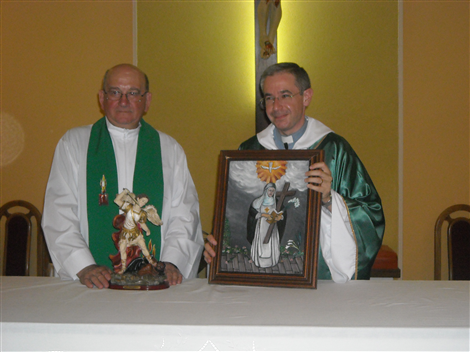 Don Tonino e Don Marco con i patroni dei due paesi, San Michele e la Beata