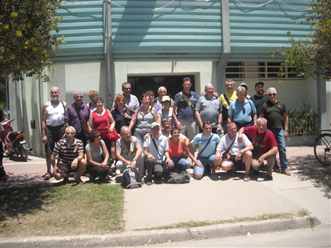 Foto di gruppo davanti al Municipio di Alicia