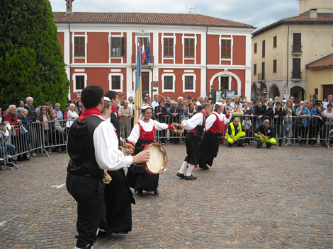 Il grupo folk Lu Chicchiricchì