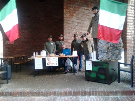 Il Gruppo Alpini sotto la Torre del Vecchio Consiglio
