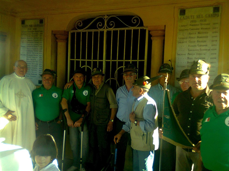 Gli alpini con il parroco Don Borio alla Madonna dei sette dolori (14/9/2012)
