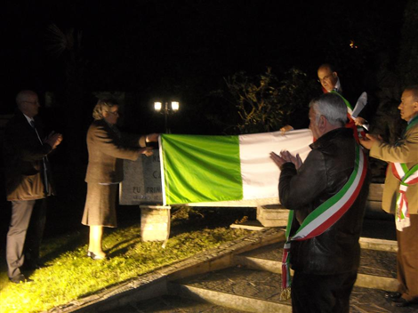 Il Sindaco Riu scopre la scritta "gruppo del comandante Marco Lamberti" del monumento ai caduti con la sorella Maddalena, anche lei partigiana (25/4/2012)
