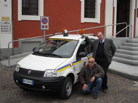 Il coordinatore Del Casale insieme al Sindaco Riu con la nuova Panda in dotazione della Protezione Civile