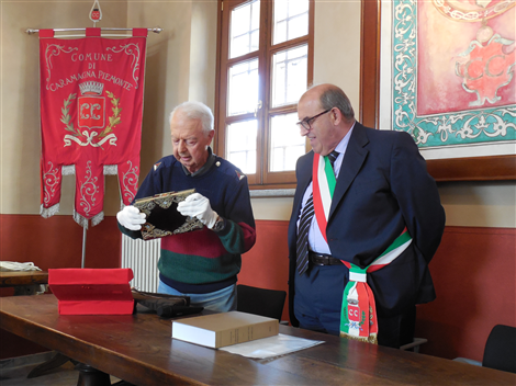 Il cittadino onorario Concio dona un volume alla Parrocchia di Caramagna Piemonte