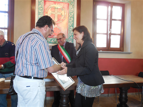 Consegna del quadro di San Vito al Vice Sindaco Maria Coppola