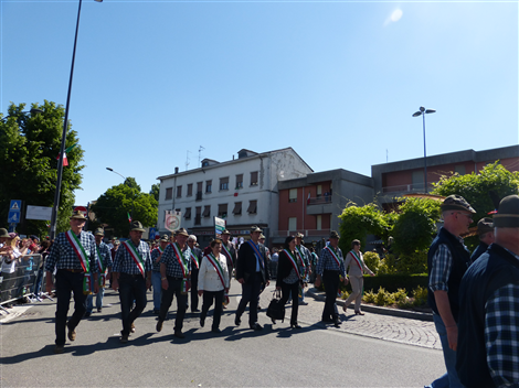 Il Vice Sindaco Maria Coppola con il gruppo alpini caramagnese