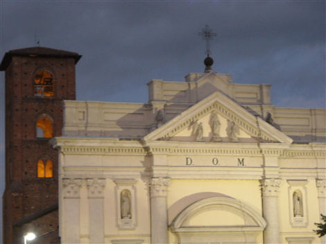 Vista della Parrocchia in notturna