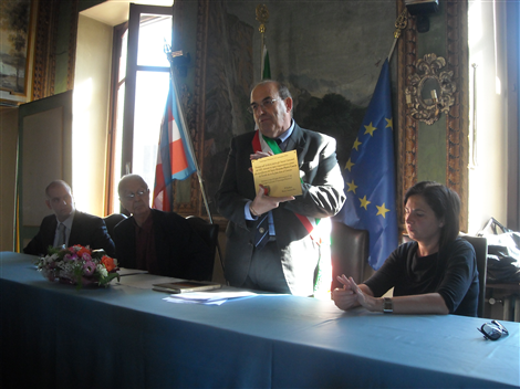 Il Sindaco con in mano la targa celebrativa dell'evento