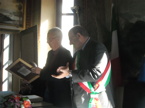 Il Sig. Concio riceve l'illustrazione dell'antico stemma del Comune