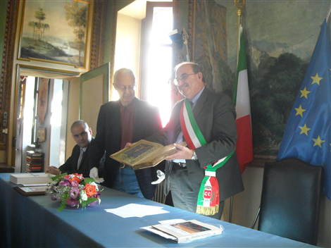Il momento della consegna del prezioso volume