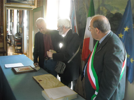 Da sinistra a destra: il Signor Concio, il Presidente della società studi storici della Provincia di Cuneo Rinaldo Comba ed il Sindaco