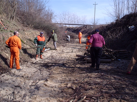 Volontari al lavoro sul Rio (14/3/2005)